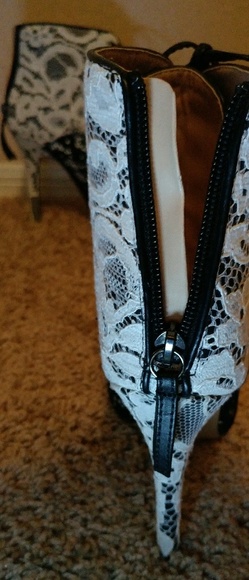 Cute black & white heels - Picture 6 of 7